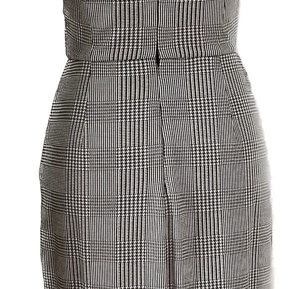 MaxMara dress runs small. Fit like a size 4. Lmk if you need measurements - Picture 4 of 6